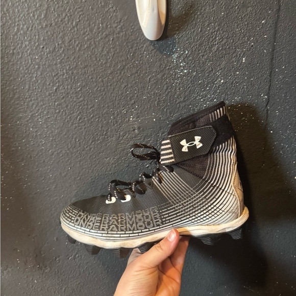 Men’s Under Armour Black and Gray Highlight Franchise Football Cleats - Picture 6 of 8